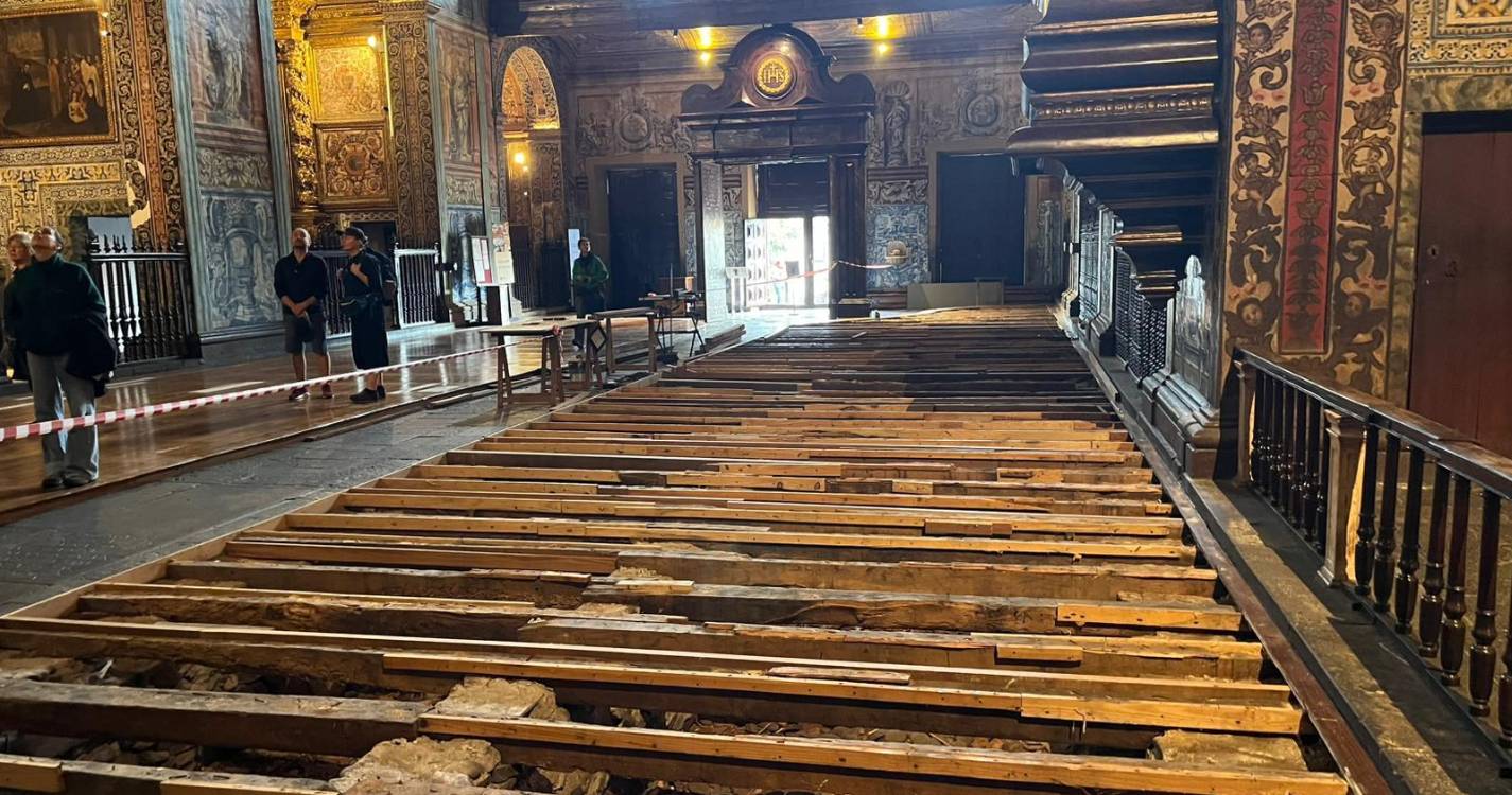 Missas da Igreja do Colégio transferidas para o pátio interno devido a obras de recuperação do chão