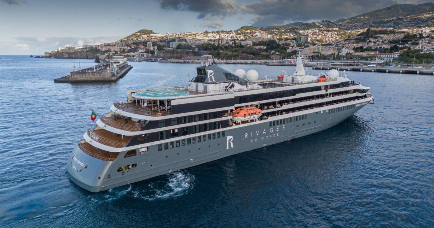 Domingo com apenas um visitante no Porto do Funchal (com fotos)