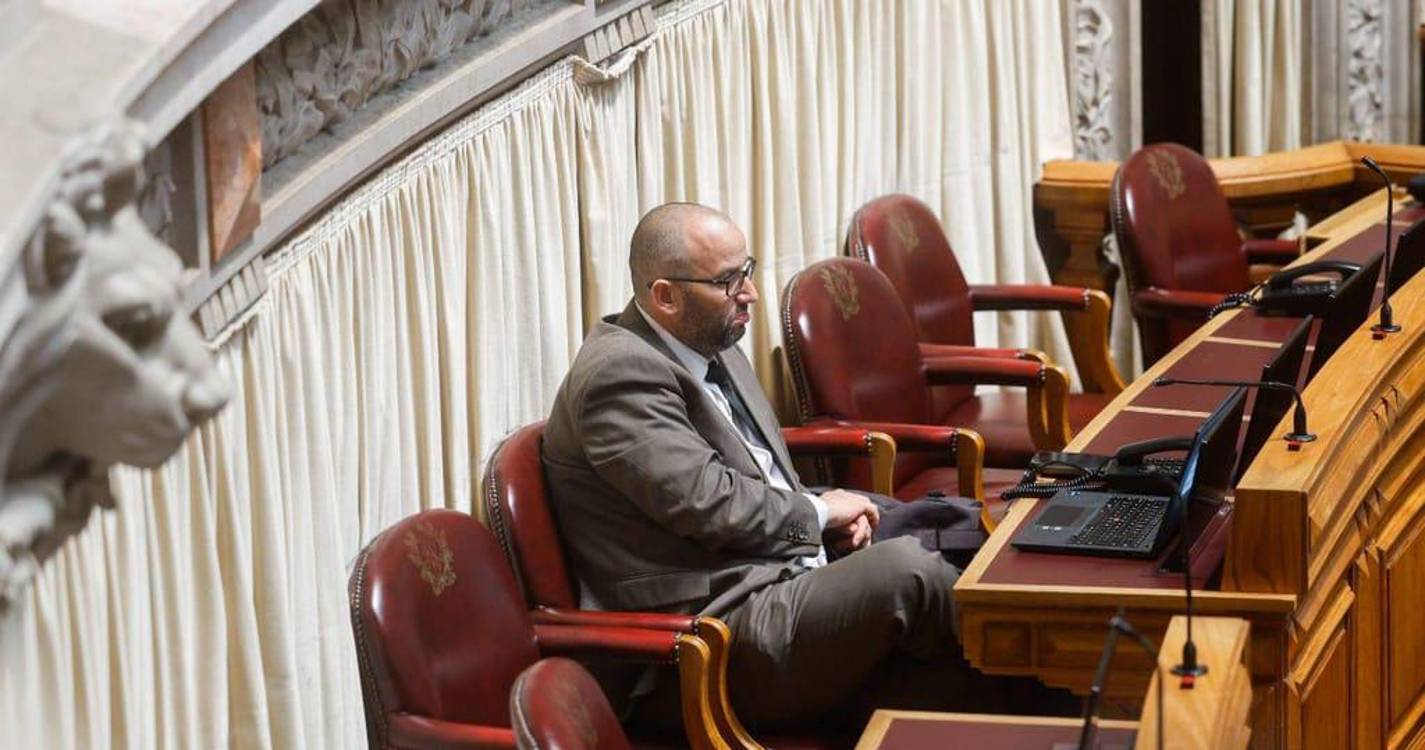 Deputado Miguel Arruda vai mesmo ficar sentado na última fila junto da bancada do Chega