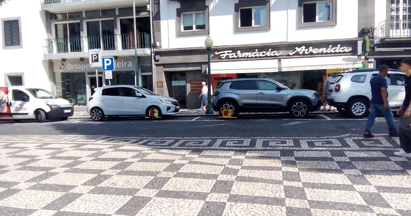 Polícia bloqueia carros na Rua do Aljube