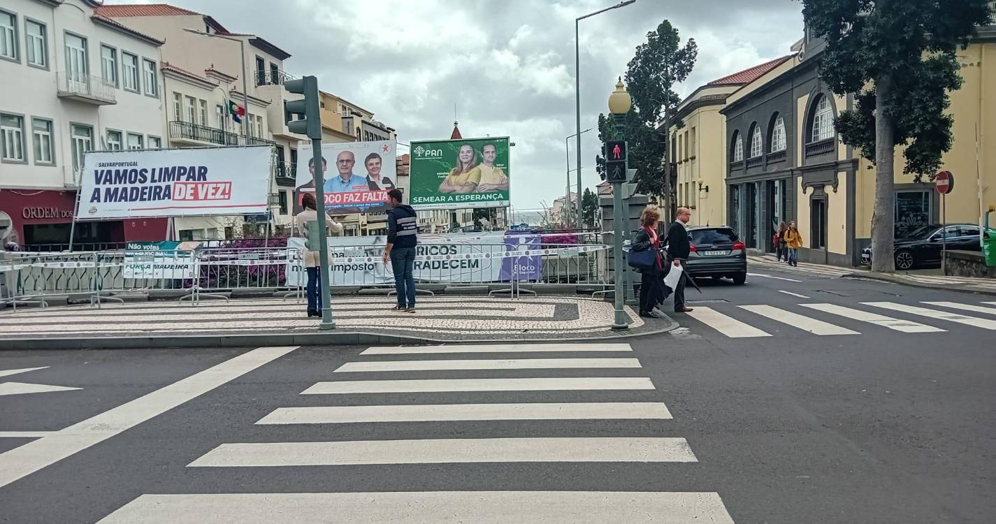 Suportes da Ponte do Bom Jesus instáveis devido ao vento e ao peso dos cartazes de campanha (com vídeo)