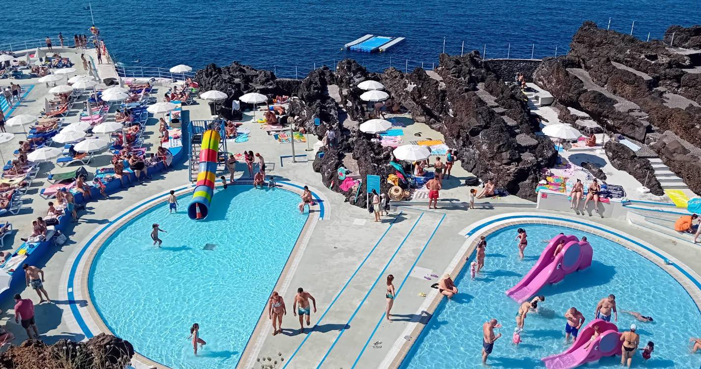 Praias do Funchal recebem largas centenas de banhistas neste domingo de calor