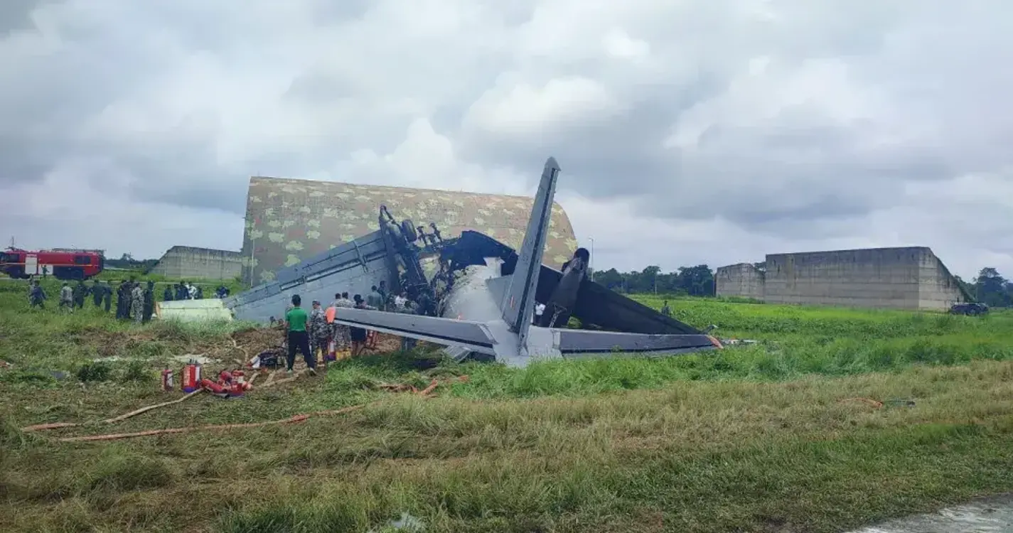 Avião da Força Aérea Indiana despenha-se na Índia e mata cinco militares