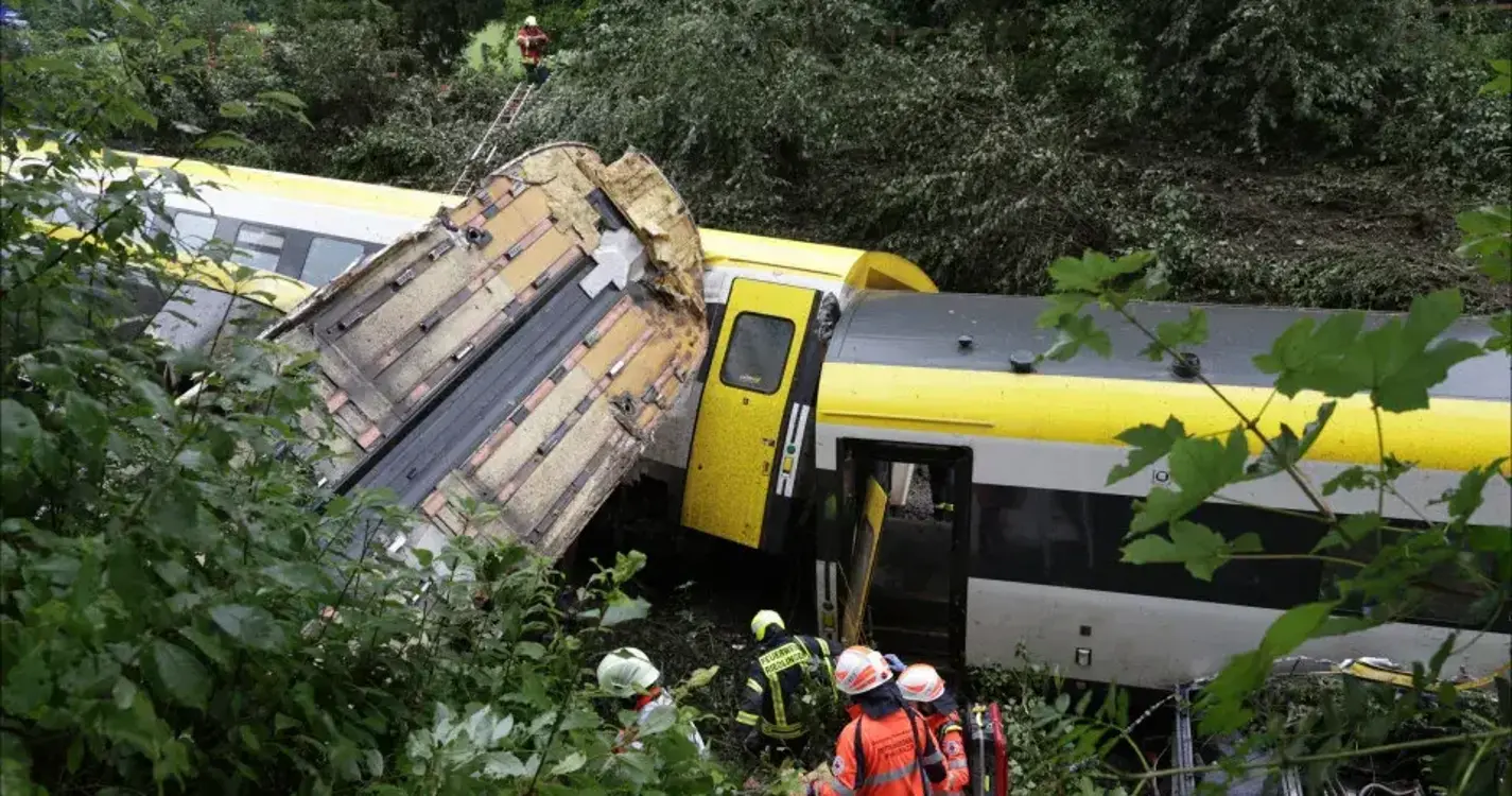 Comboio descarrila na Alemanha e há um número indeterminado de mortos e feridos