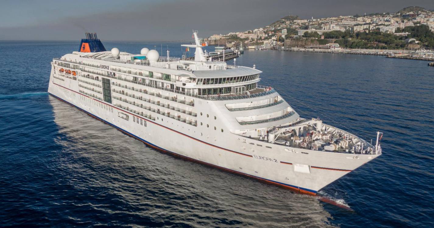 Europa 2, no cais norte do Porto do Funchal, traz quase 900 pessoas