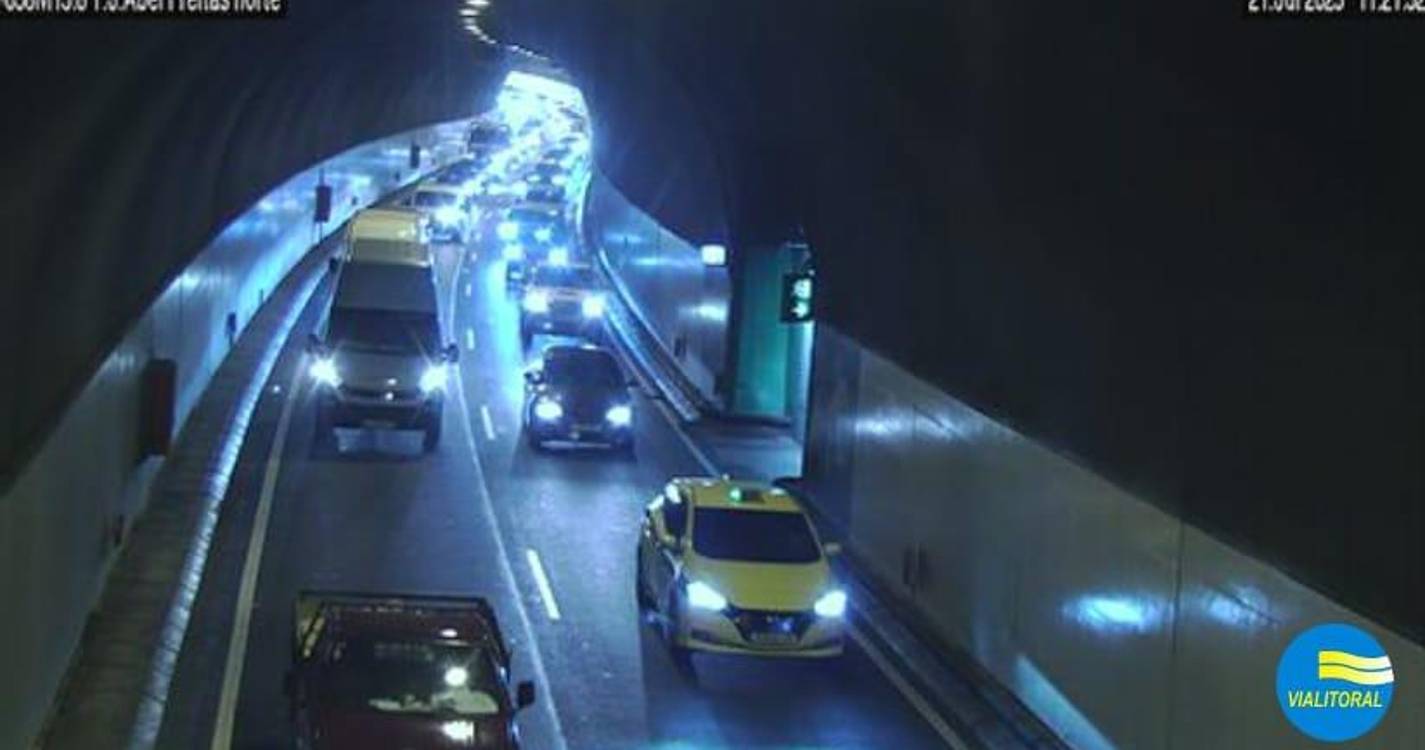 Viatura avariada compromete trânsito na via rápida em Santa Luzia