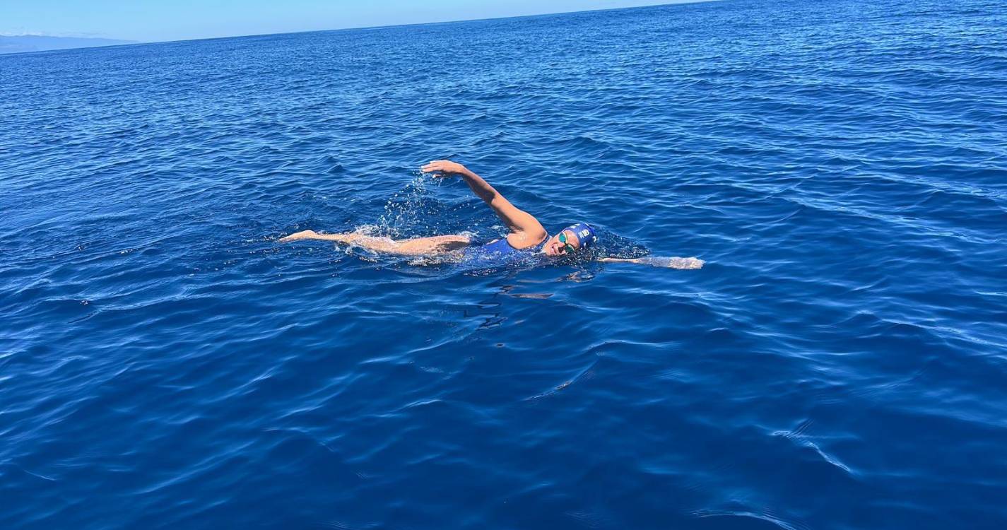 Mayra Santos está a poucas horas de alcançar o Porto Santo a nado