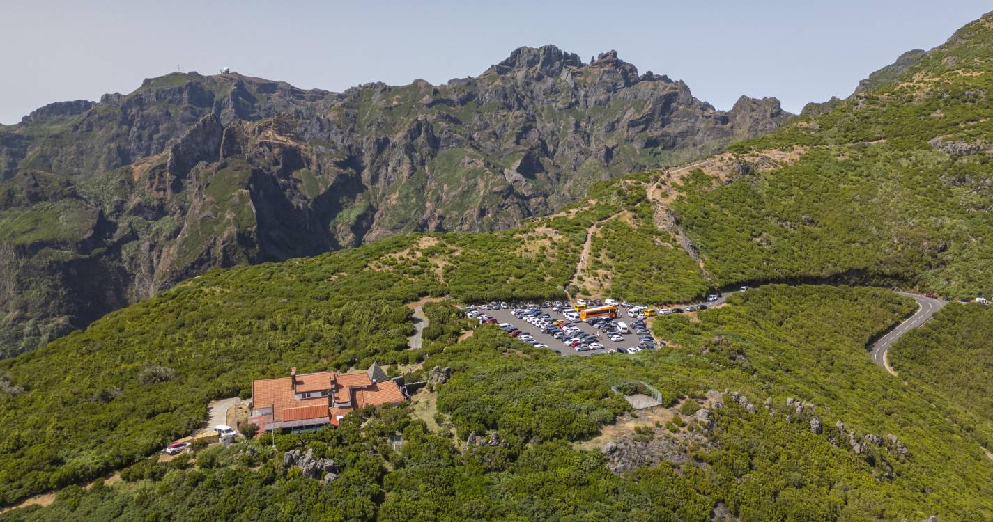 Estrada encerrada em Santana devido à queda de neve