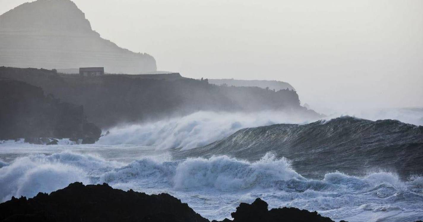 Autoridades alertam para vento e ondulação fortes nos Açores a partir de sábado