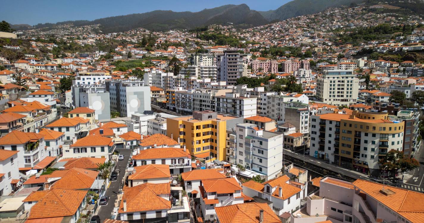 Comprar casa no Funchal já custa 3.864 euros por metro quadrado