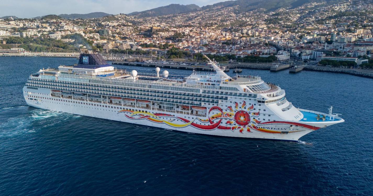 Norwegian Sun passa o dia no Funchal