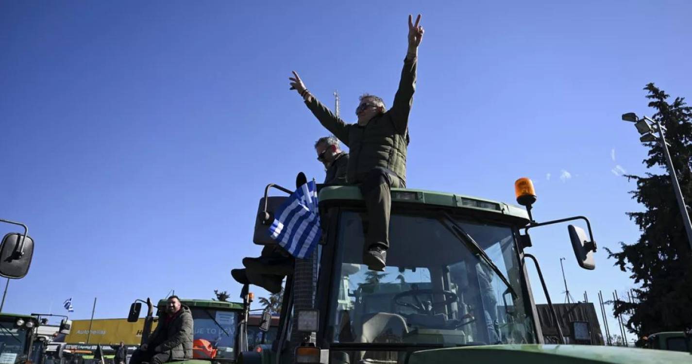 UE/Agricultores: Gregos bloqueiam as principais autoestradas do país