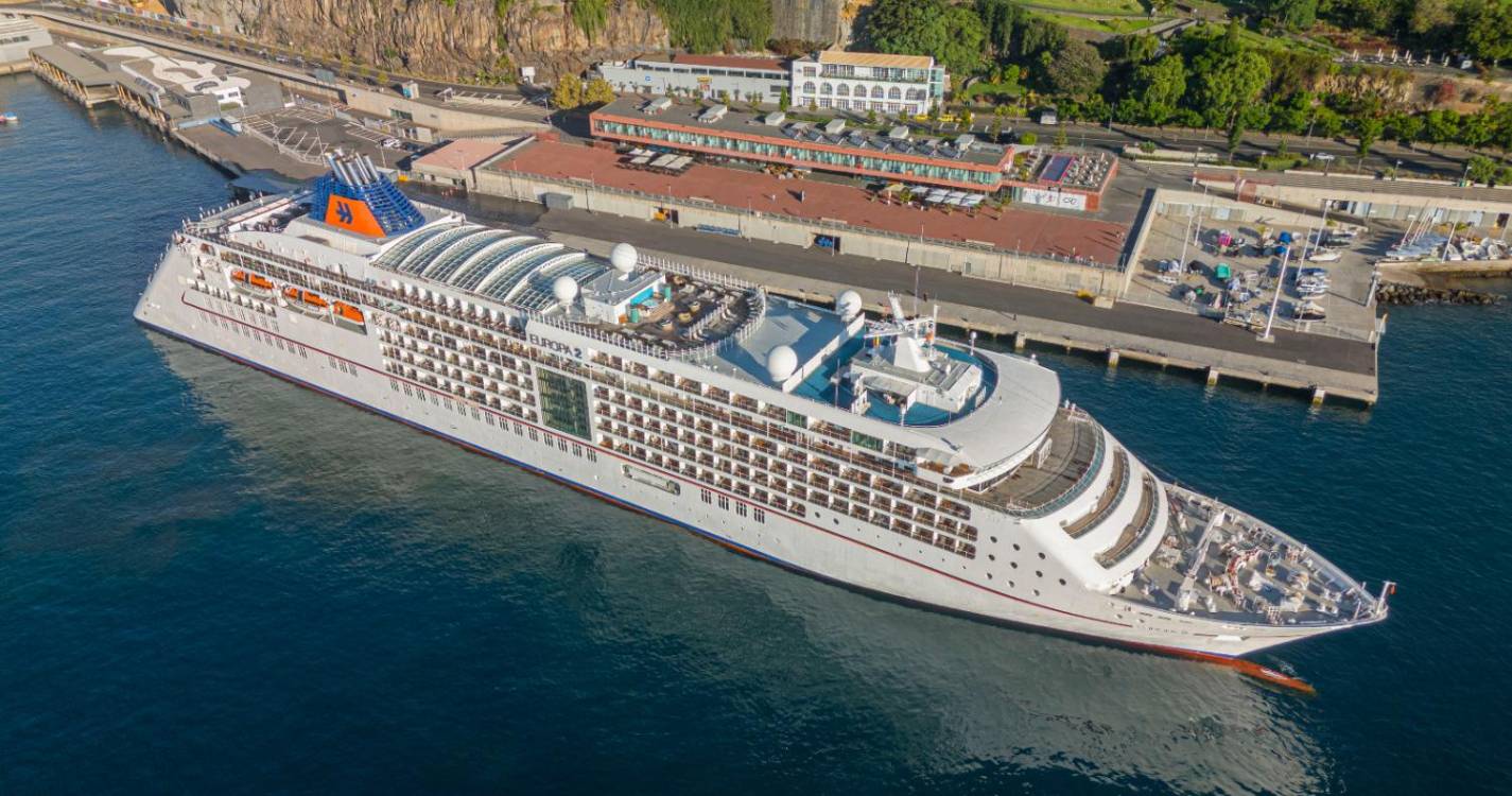 Europa 2, no cais norte do Porto do Funchal, traz quase 900 pessoas