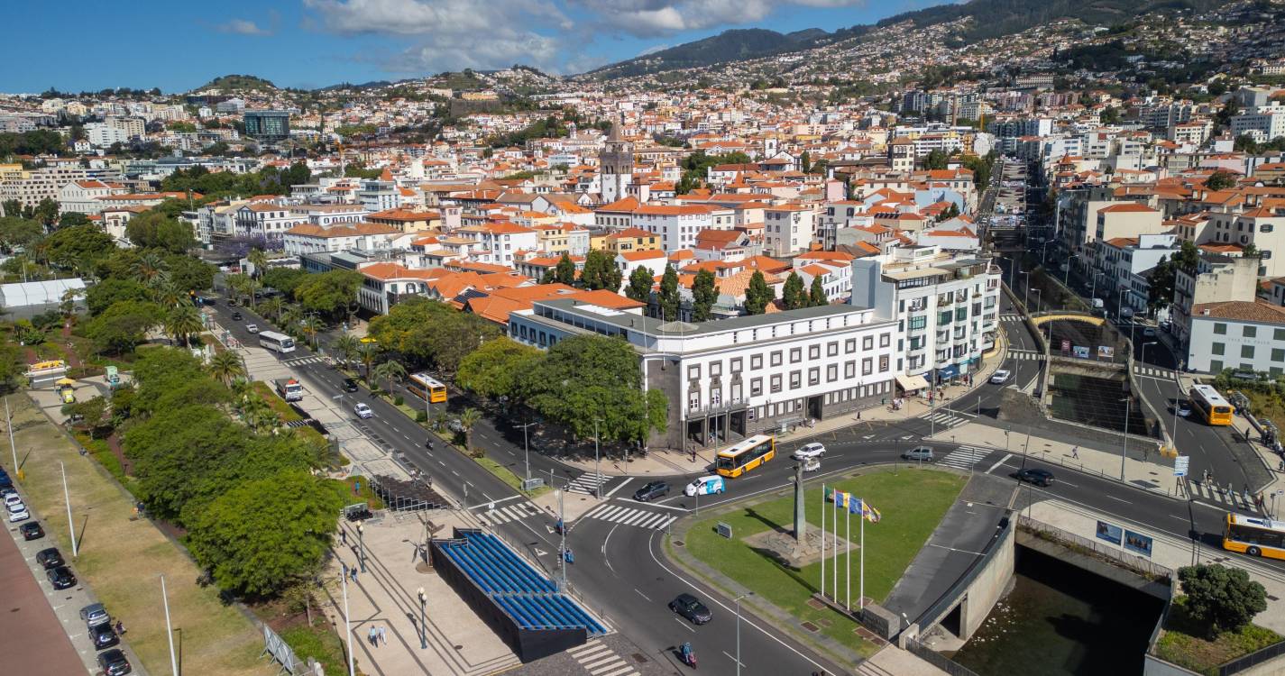 Diretor da Alfândega do Funchal alvo de buscas por suspeitas de favorecimento à mulher, avança a CNN