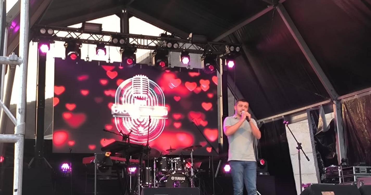 Mais uma noite animada na Ribeira Brava com cerveja, petiscos e música