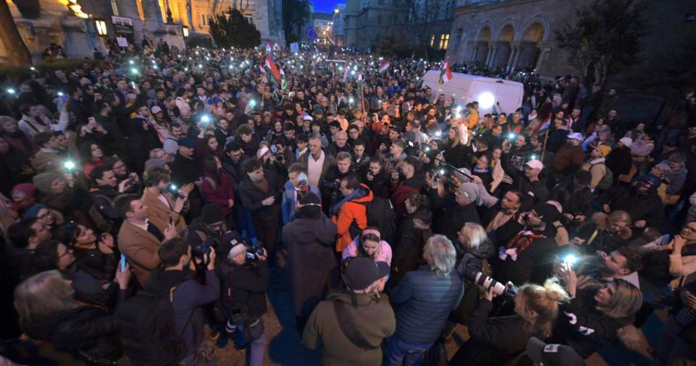 Milhares de húngaros protestam contra escândalos de corrupção do Governo