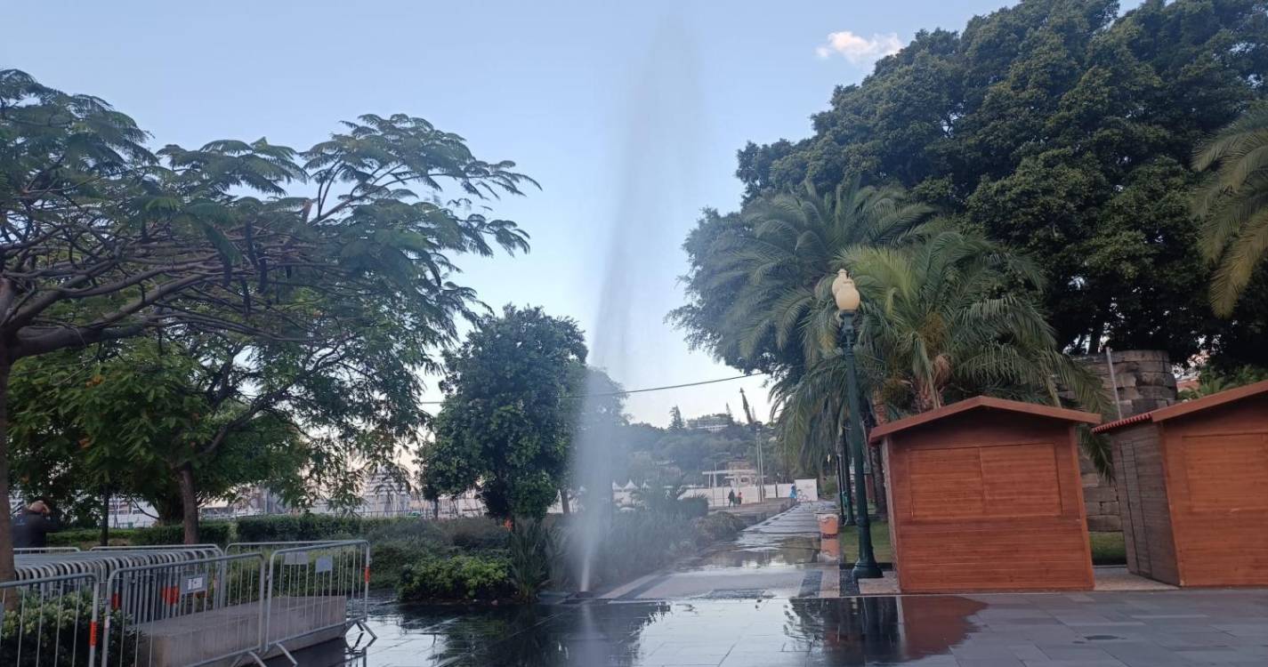 Rebentamento de conduta ‘alagou’ zona na Praça do Povo (com foto e vídeo)