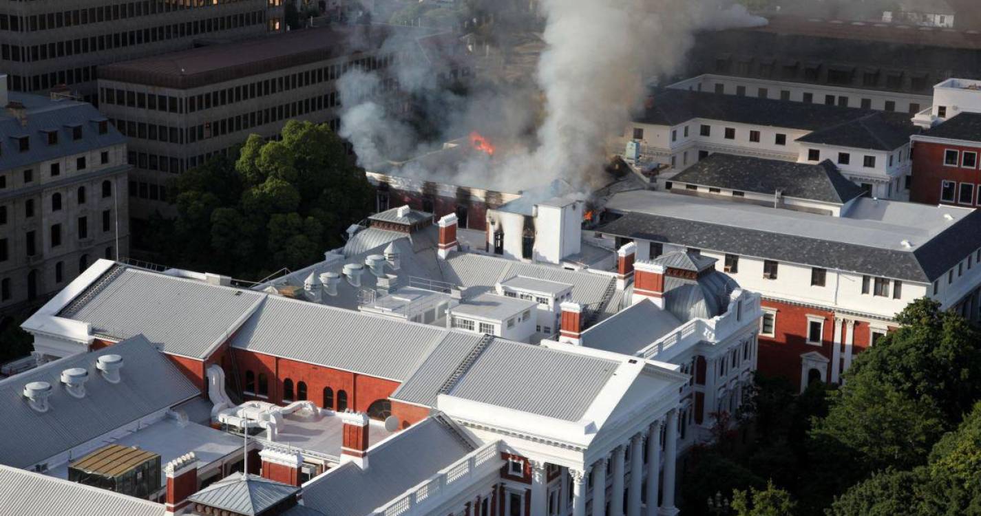 Suspeito de incendiar parlamento sul-africano em 2022 declarado inimputável