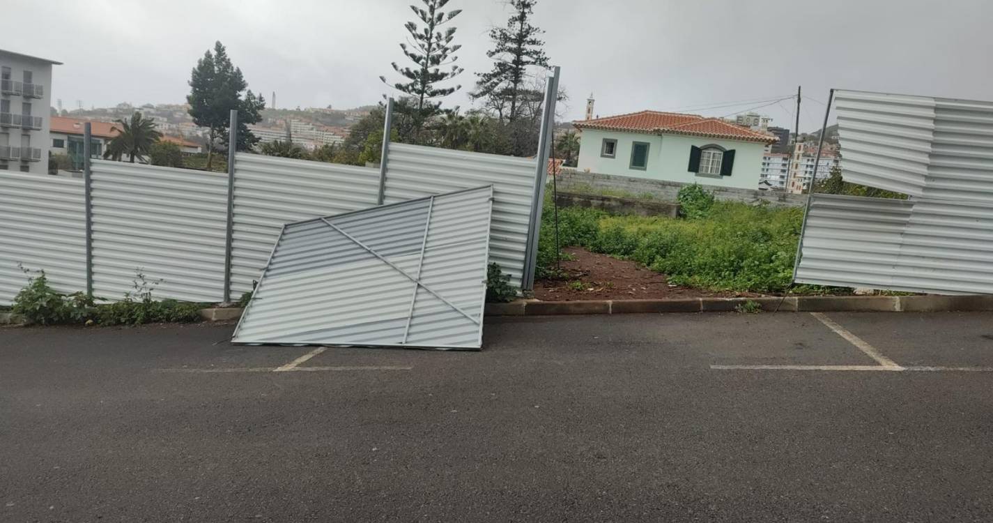 Tapume de obra solta-se e atinge viatura (com fotos)