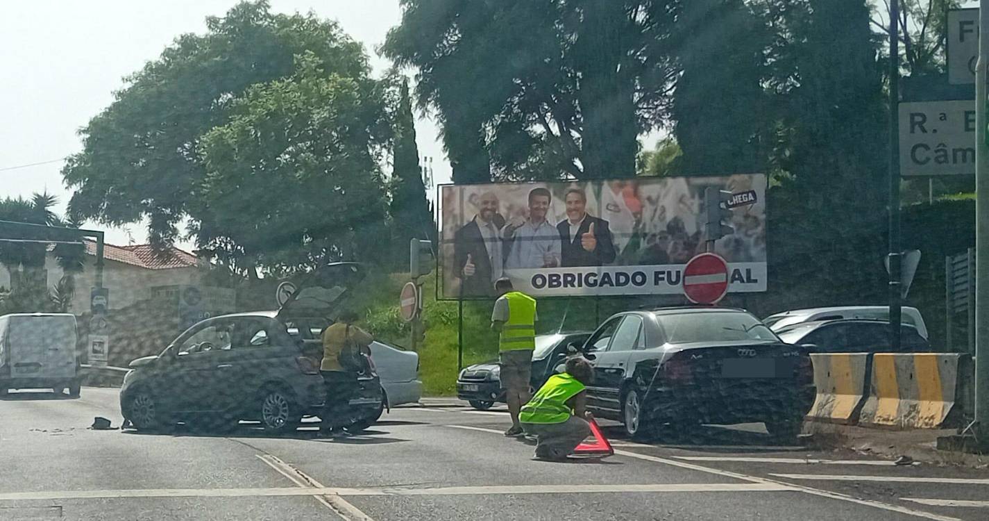 Choque entre duas viaturas condiciona trânsito no Funchal
