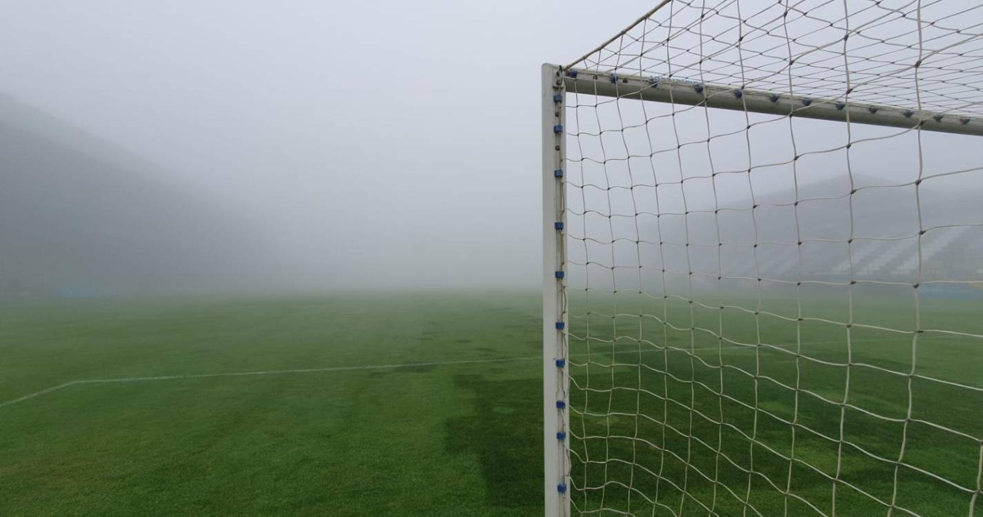 Nevoeiro não dá tréguas no Estádio da Madeira (com vídeo)