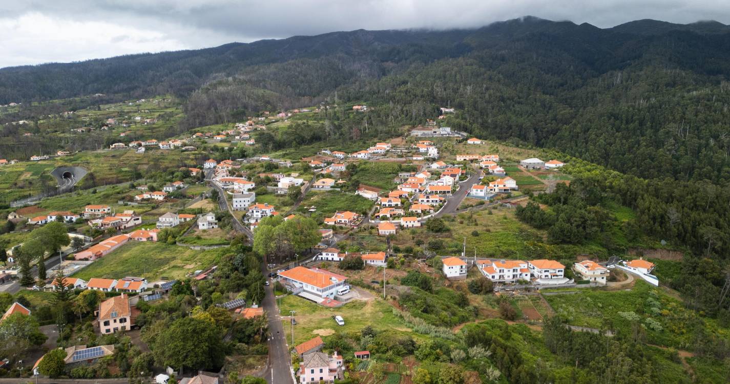 Siga pela ‘Estrada Municipal’ até aos Prazeres (com vídeo)