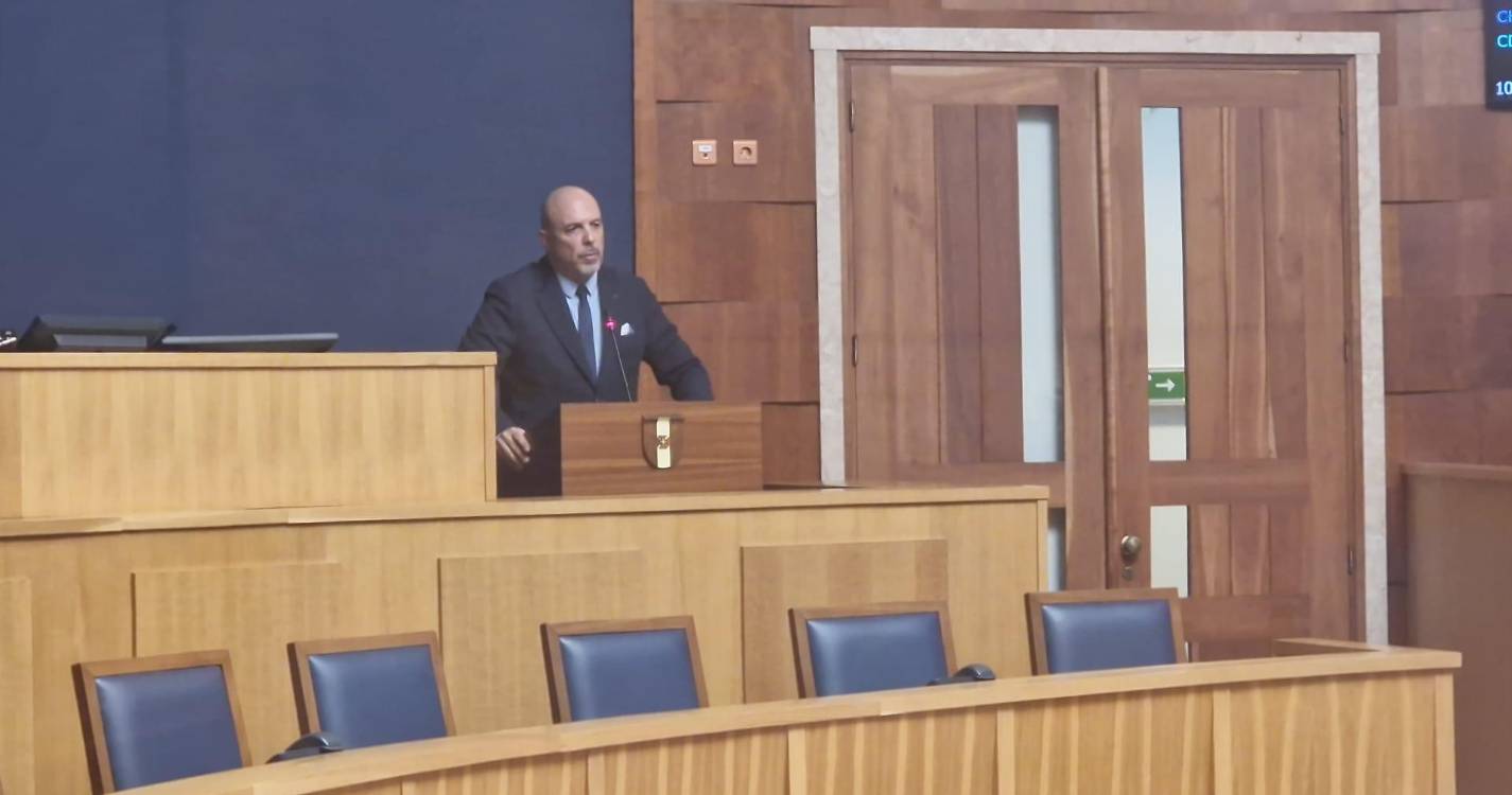 “Deixaram o Luís trabalhar e trabalhou: fechou as portas de embarque”, acusa o PS