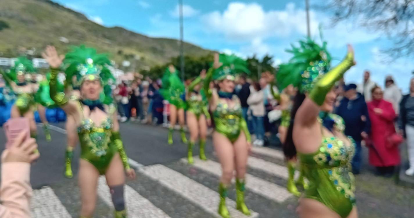 Machico a abarrotar para assistir ao cortejo de Carnaval (com fotos)