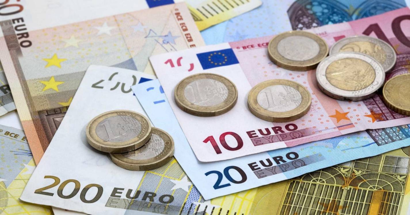 Euro sobe e aproxima-se dos 1,10 dólares