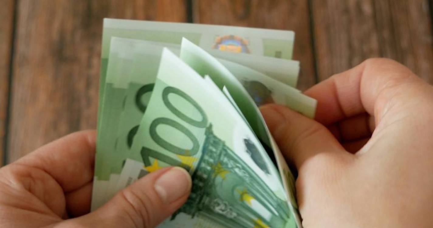 Euro baixa de novo face ao dólar