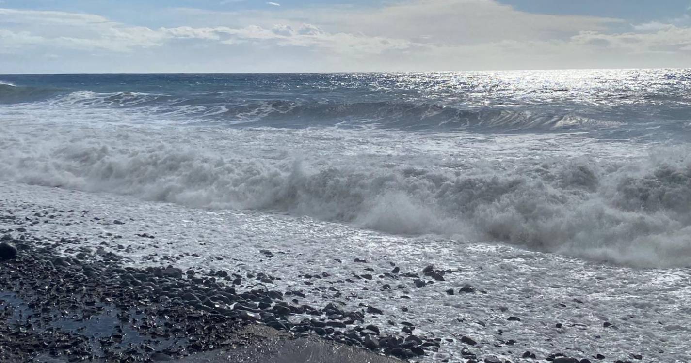 Forte ondulação sentida na costa oeste (com fotos)