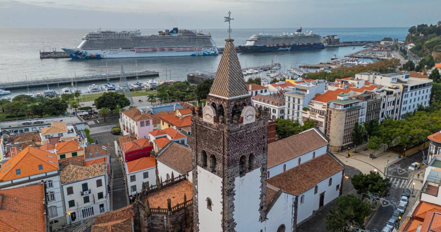 Fim de semana com quatro navios e mais de 12 mil pessoas