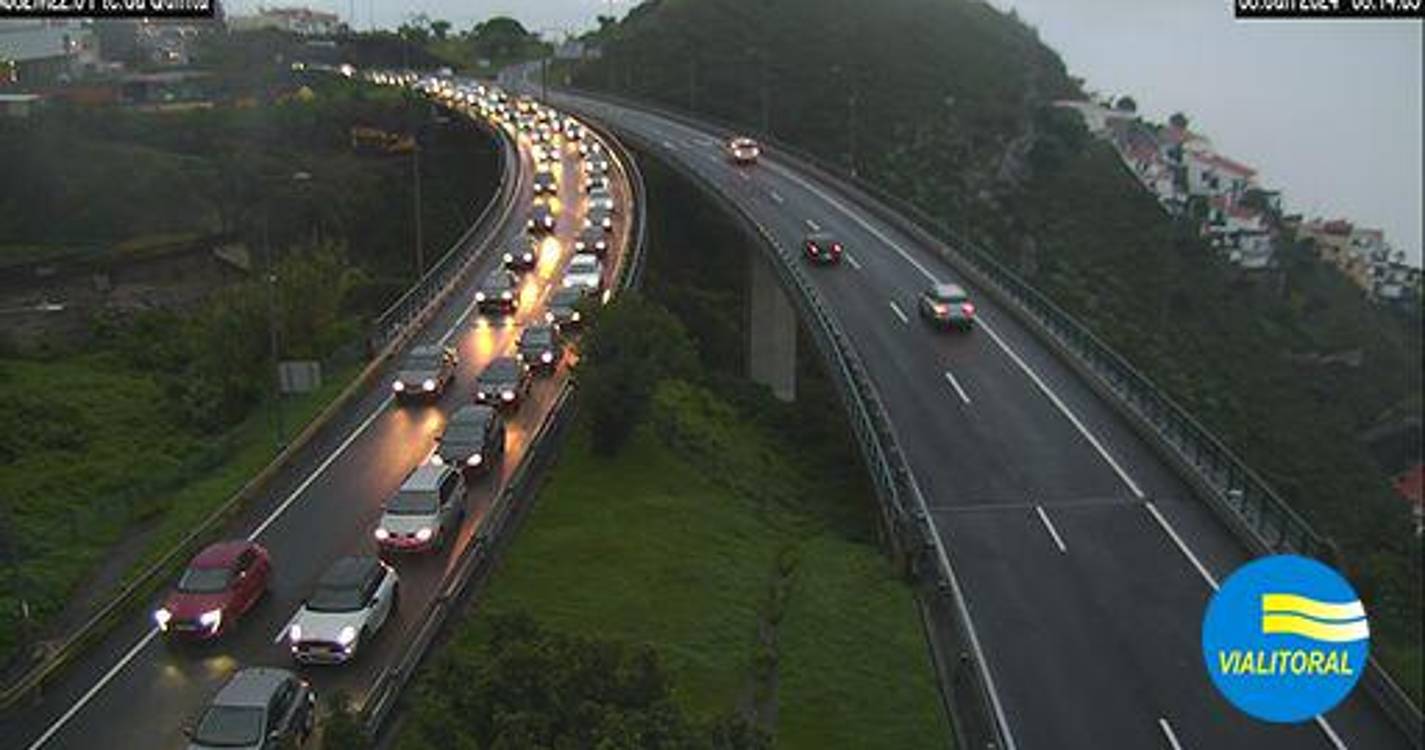 Trânsito caótico na via rápida no sentido Caniço-Funchal