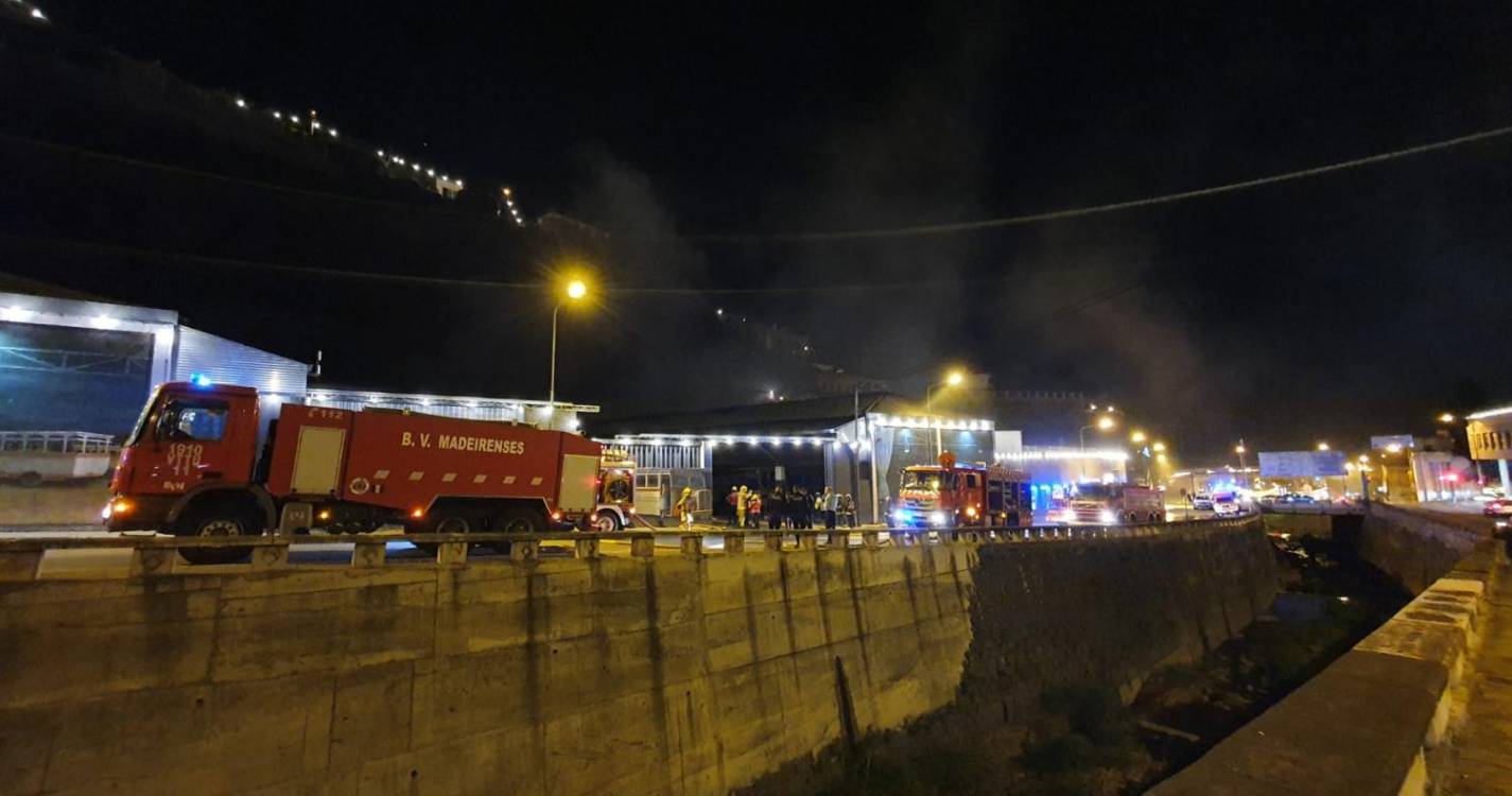Incêndio terá destruído vários autocarros da Rodoeste, no Funchal (com fotos e vídeo)