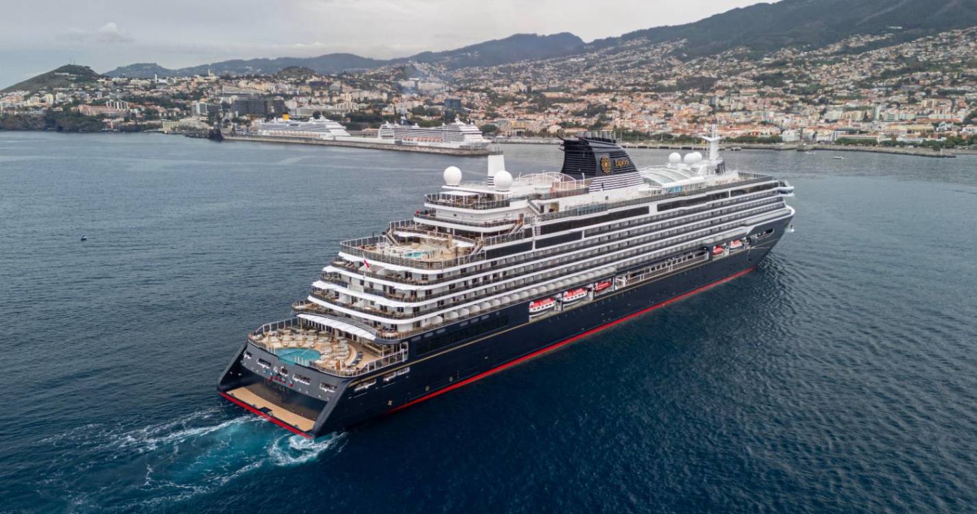 Casa cheia na Pontinha, que recebe hoje a estreia do navio Explora II (com fotos)