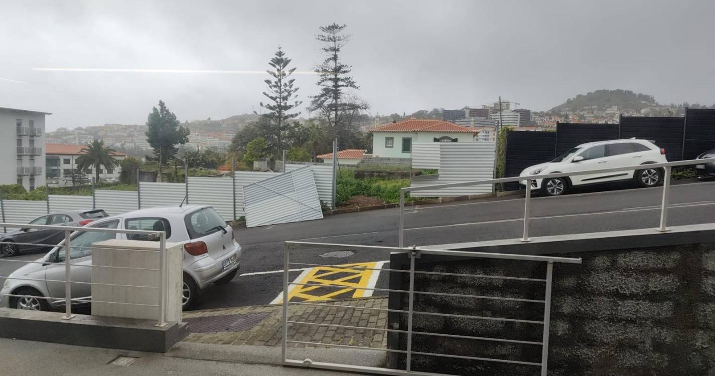 Tapume de obra solta-se e atinge viatura (com fotos)