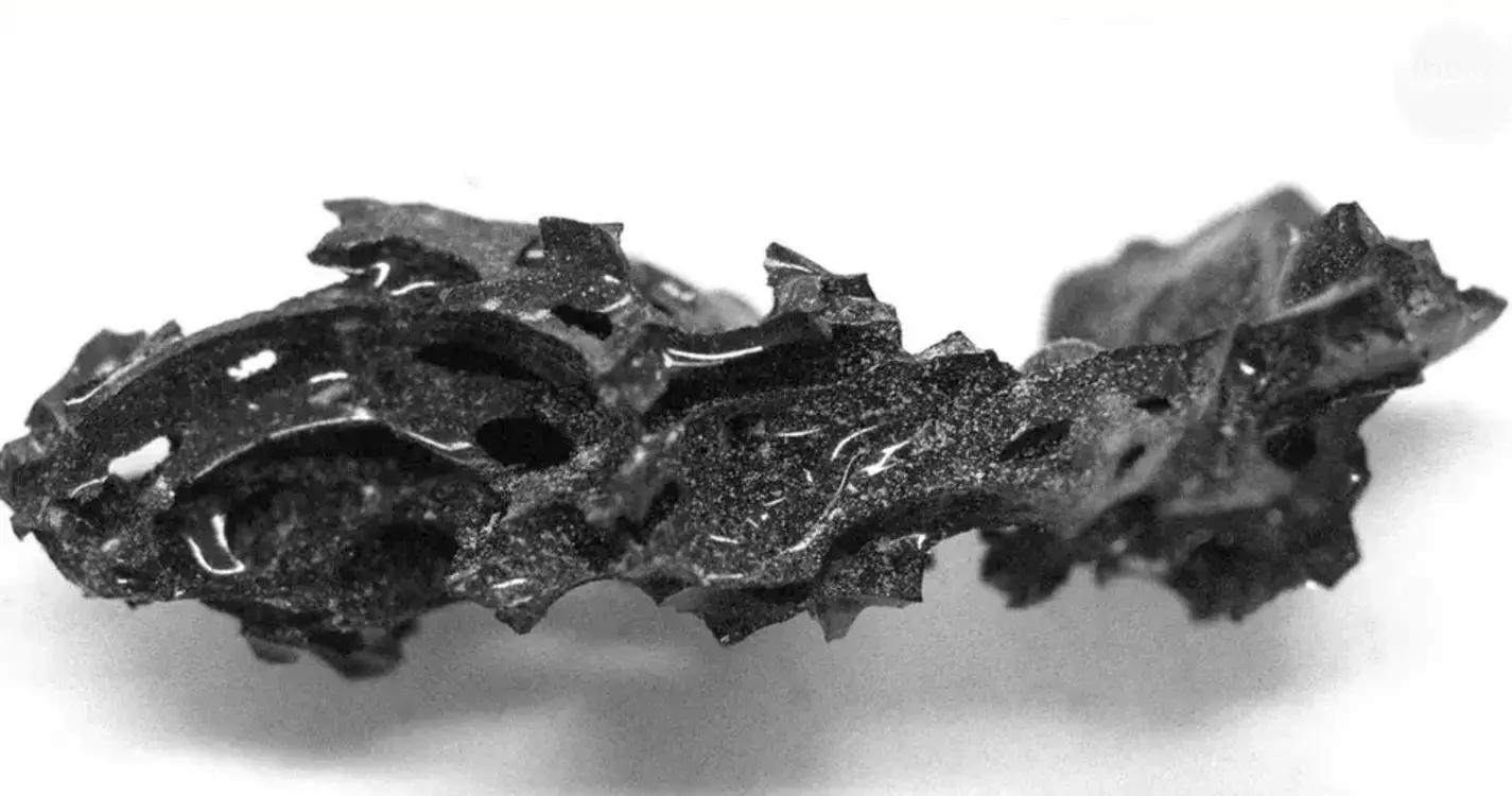Vidro orgânico encontrado no crânio de vítima da erupção do Vesúvio em 79 d.C.