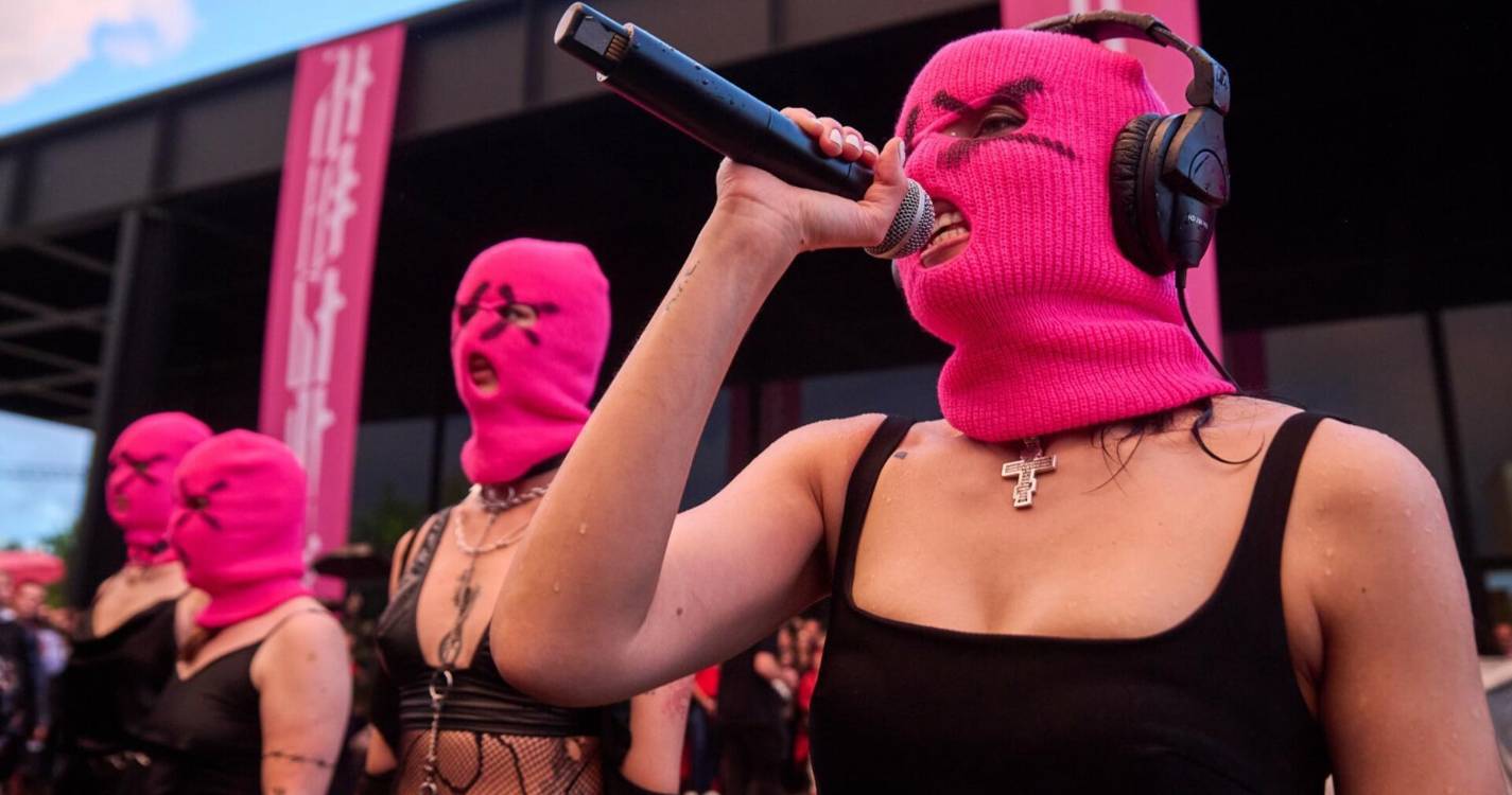 Tribunal russo condena à revelia membros da banda Pussy Riot a penas de prisão entre os oito e 13 anos de prisão