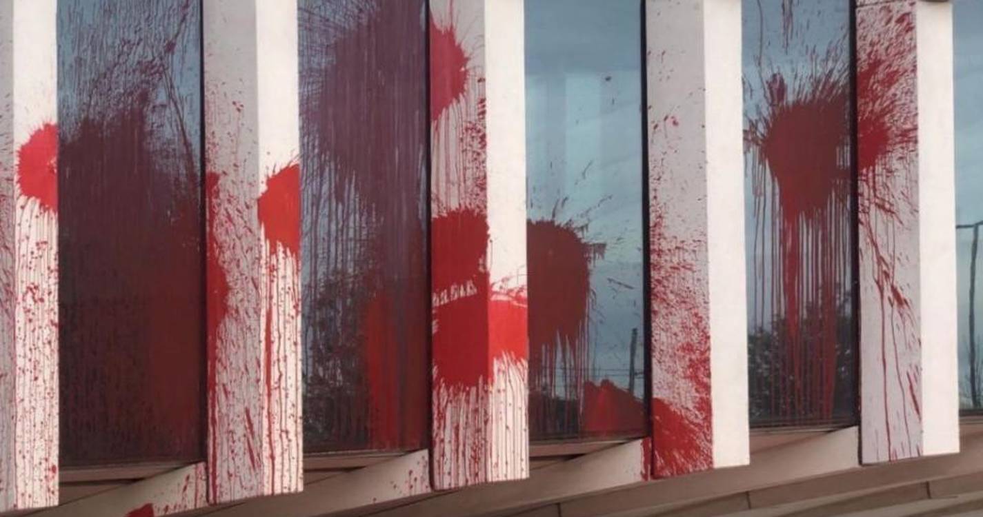 Ativistas da Climáximo pintam sede da EDP e ponte do museu MAAT