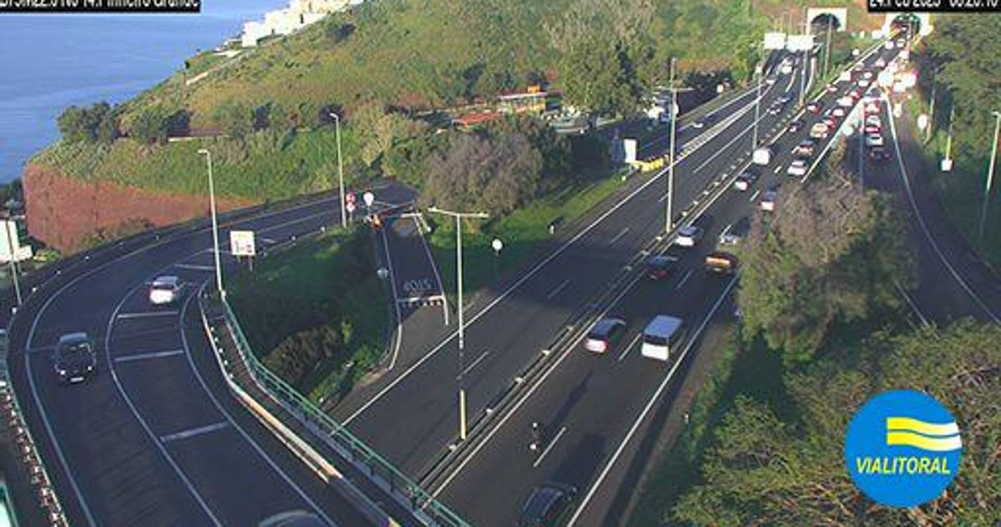 Acidente na via rápida causa duas vítimas e um forte congestionamento do trânsito