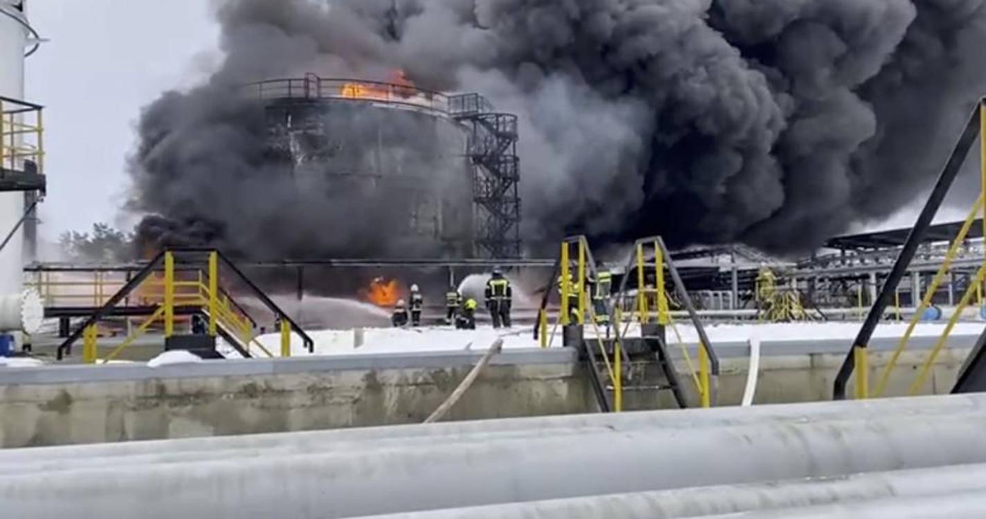 Ataques ucranianos a refinarias russas reduzem produção de combustível em 10%