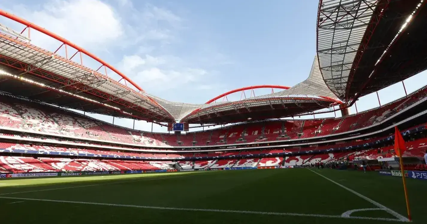 Benfica sancionado pela UEFA por incidentes racistas no jogo com o Real Madrid