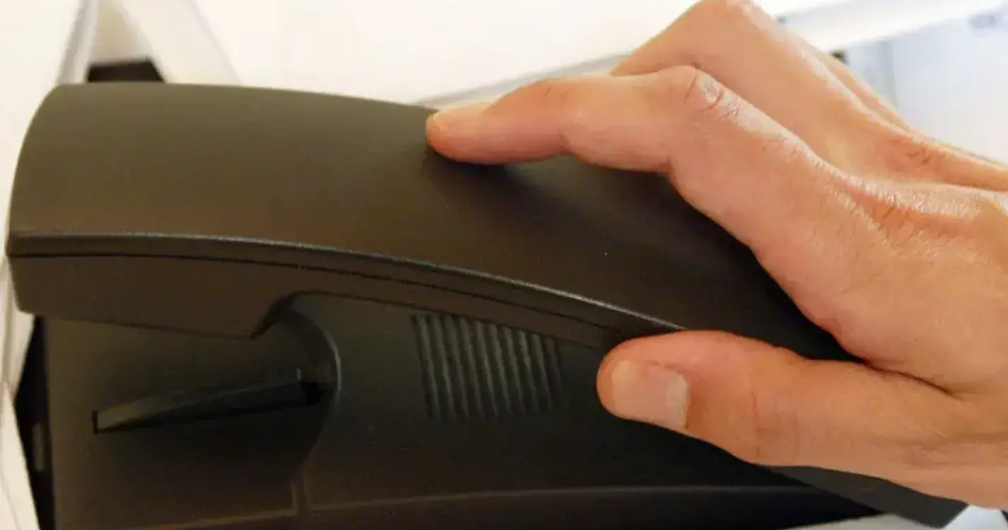 Linha SOS Voz Amiga vai usar inteligência artificial para atender em 21 línguas