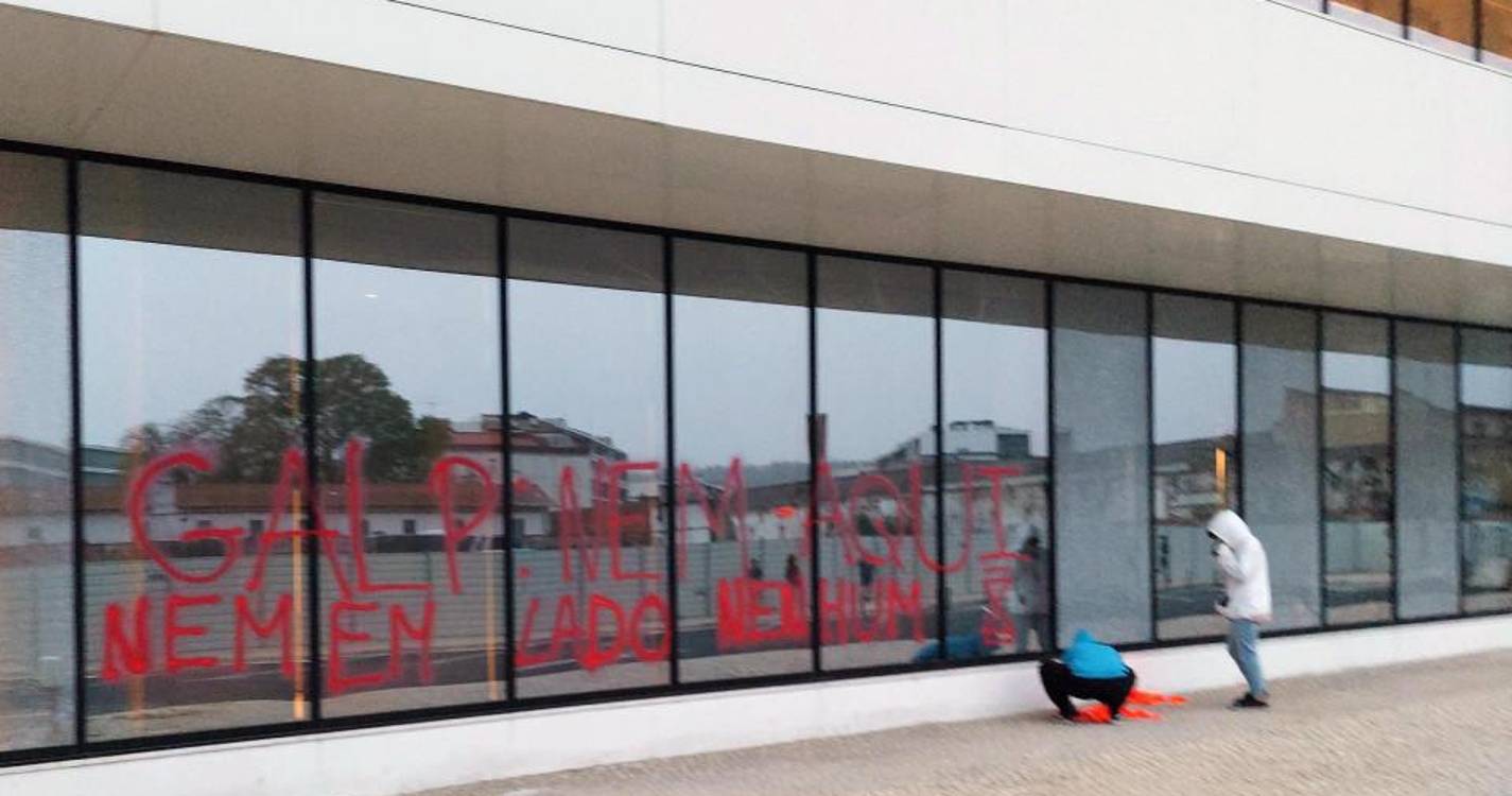 Elementos do Climáximo partiram vidros e vandalizaram sede da Galp