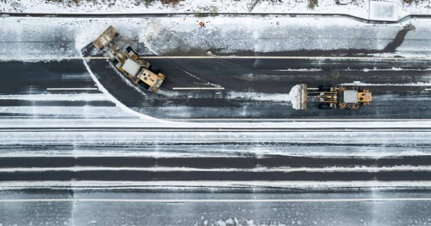 Gelo deixa milhares de carros presos em autoestradas na China