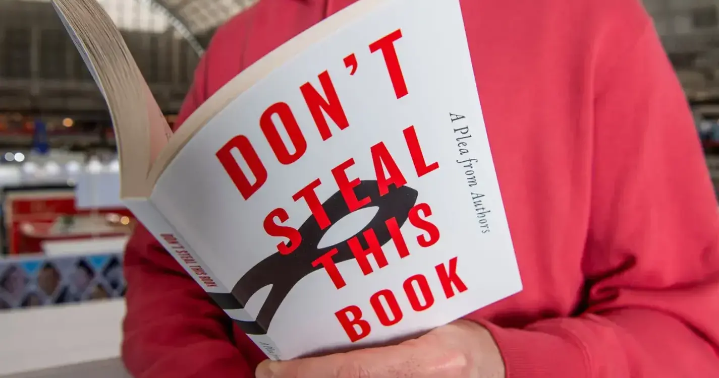 Milhares de escritores publicam livro ‘vazio’ contra uso das suas obras em IA