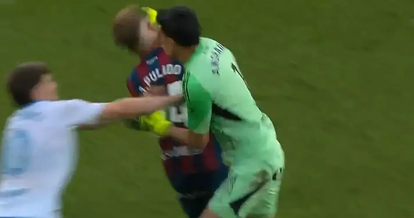 Guarda-redes do Saragoça dá soco na cara de adversário após expulsão