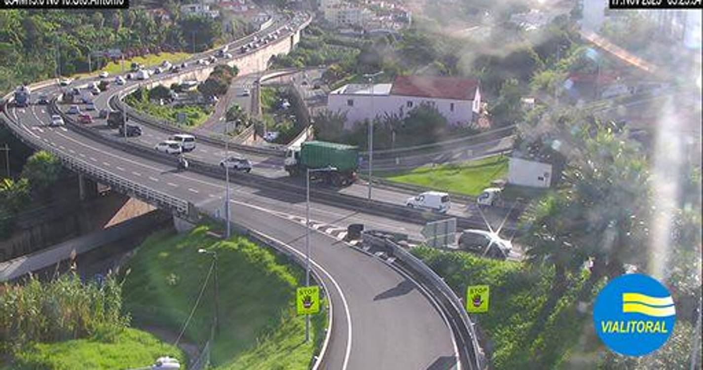 Colisão e choque em cadeia provocam longas filas na via rápida nos dois sentidos (com vídeo)