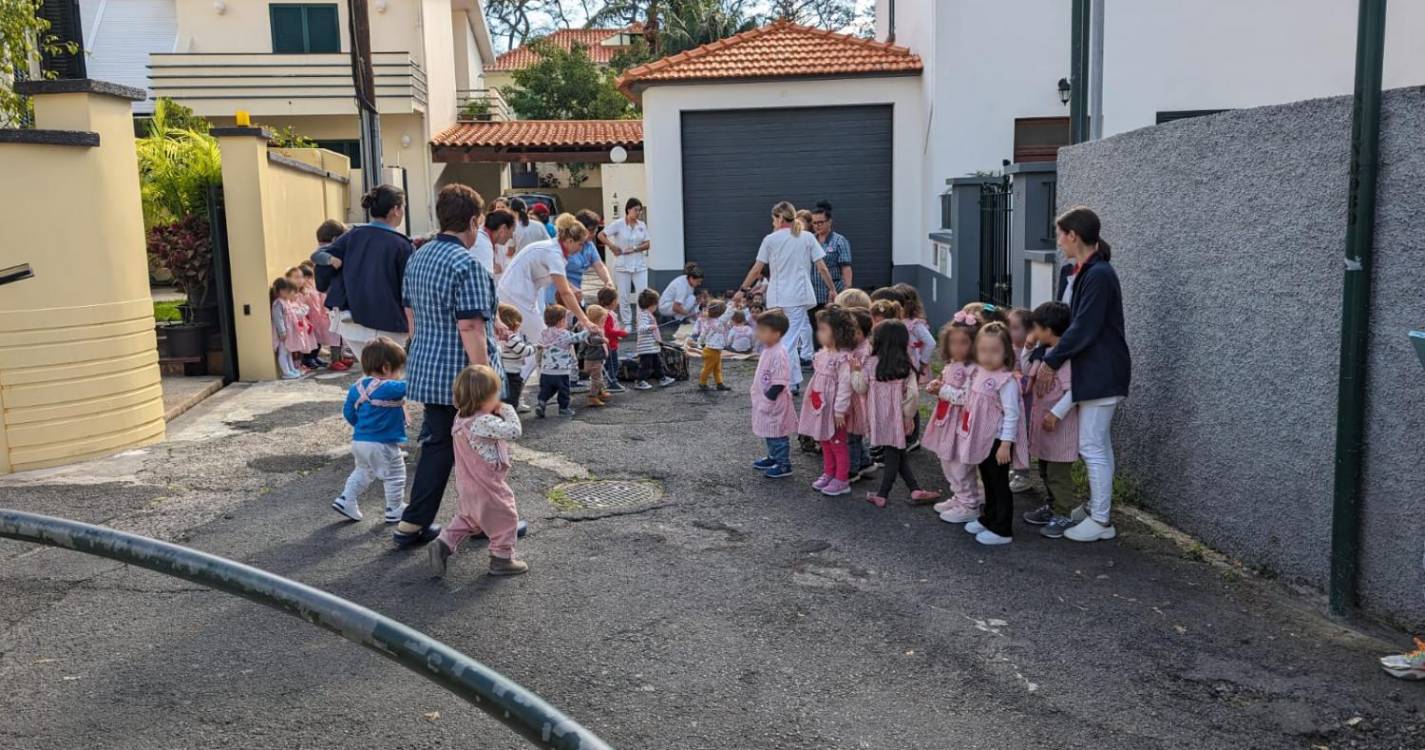 Simulacro de incêndio mobilizou crianças e adultos no Infantário Donamina