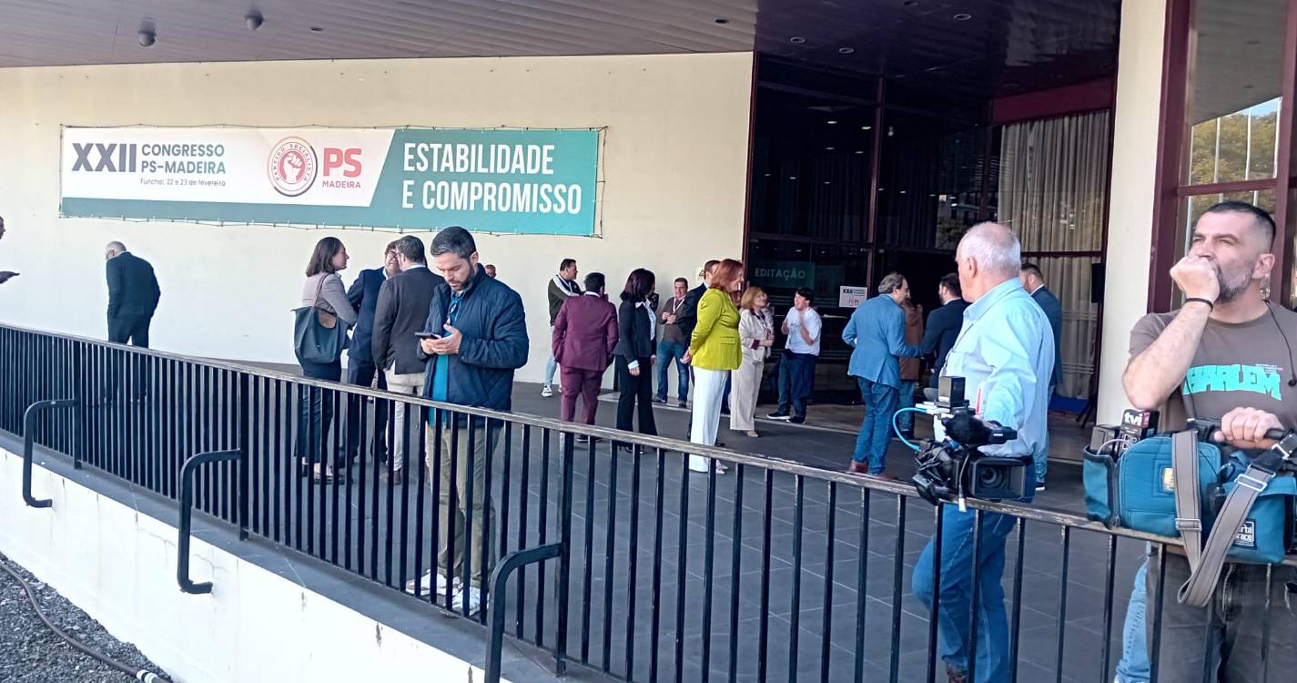 Congressistas aguardam chegada de secretário-geral e líder regional do PS para encerramento